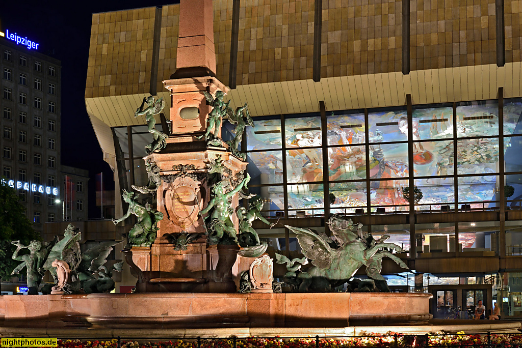 Leipzig Mendebrunnen erschaffen 1886 von Jacob Ungerer mit Figuren der griechischen Mythologie. Restauriert 1997-1998. Dahinter das Gewandhaus Leipzig