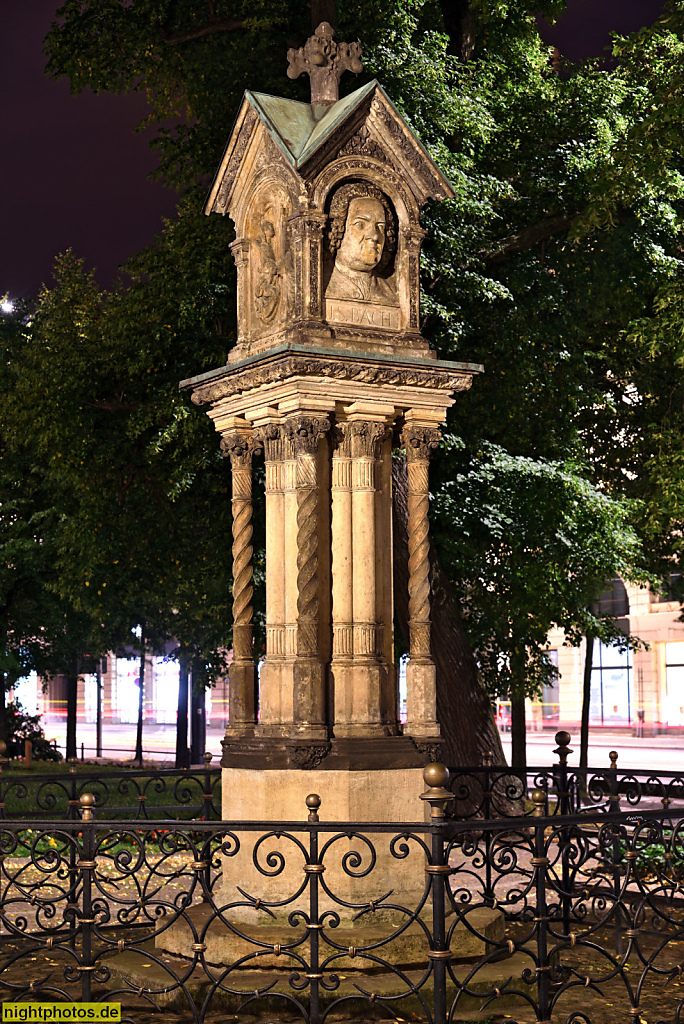 Leipzig Bach-Denkmal errichtet 1843 am Promenadenring. Entwurf von Professor Eduard Bendemann. Ausführung Bildhauer Hermann Knaur und Steinmetz Friedrich Moritz Hiller
