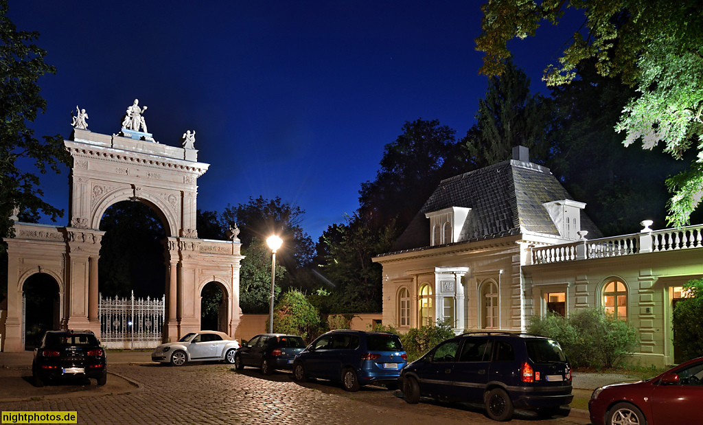 Berlin Pankow Bürgerpark Renaissanceportal erbaut 1865. Kastellanshaus erbaut 1864 restauriert 2011-2013 von Firma Wandwerk Firma Annabau und Niehues Winkler Ingenieure