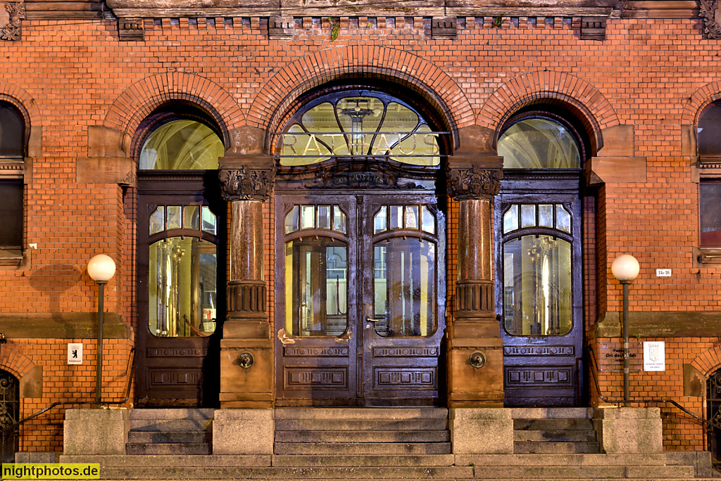 Berlin Pankow Rathaus erbaut 1901-1903 von Wilhelm Johov mit Elementen von Neobarock Neogotik und Jugendstil. Portal