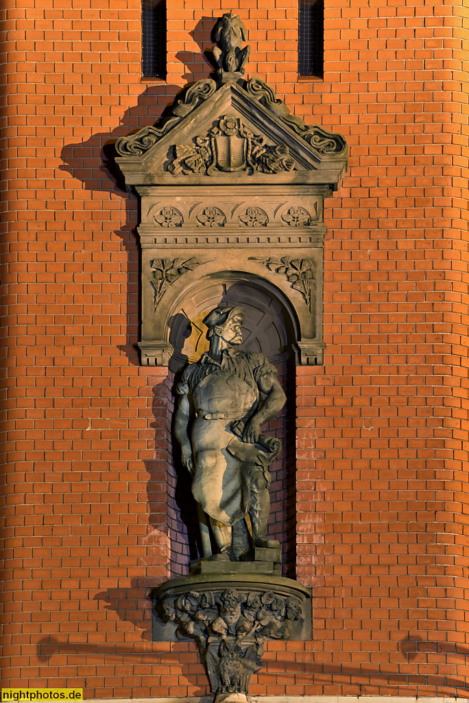 Berlin Pankow Rathaus erbaut 1901-1903 von Wilhelm Johov. Allegorische Stuckfigur 'Bürgerfleiss' von Bildhauer Paul Sponar