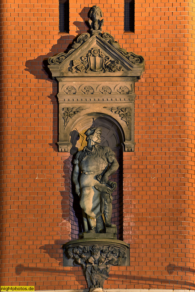 Berlin Pankow Rathaus erbaut 1901-1903 von Wilhelm Johov. Allegorische Stuckfigur 'Bürgerfleiss' von Bildhauer Paul Sponar