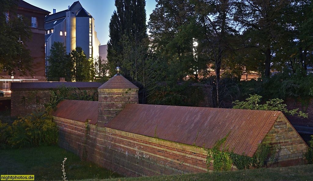 Berlin Spandau Altstadt Batardeaux am Mühlengraben. Erbaut 1842-1845 bei Erneuerung der Festungsanlage. Backsteinwall zur Wasserregulierung im Festungsgraben