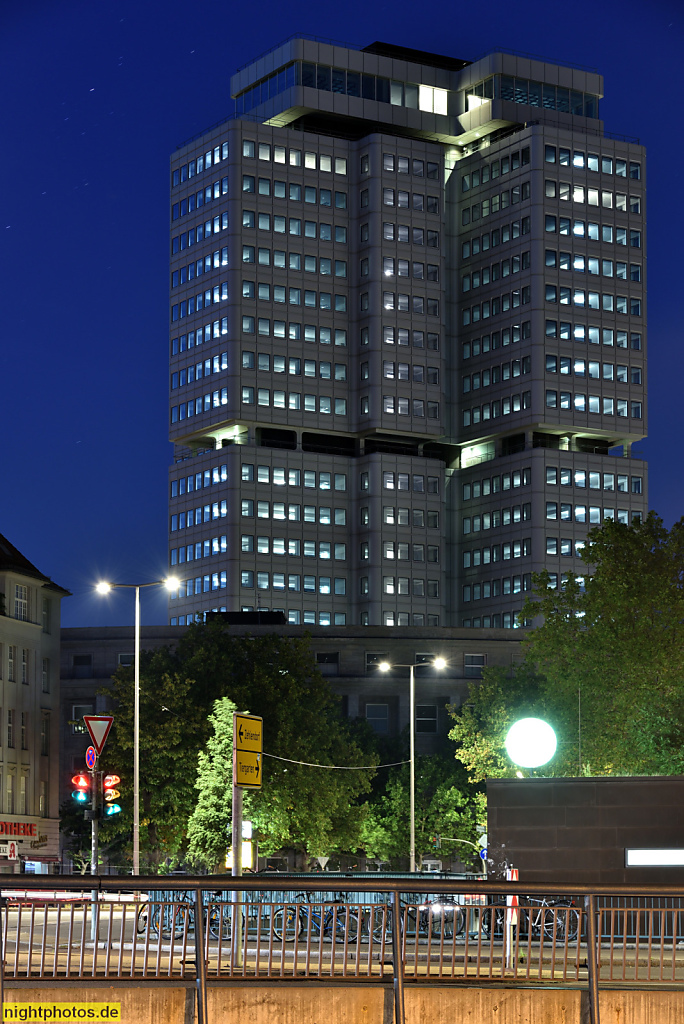 Berlin Wilmersdorf Hochhaus der Deutschen Rentenversicherung Bund erbaut 1973-1977 von Architekt Hans Schäfers am Hohenzollerndamm. Saniert 2013-2018 von gmp Architekten