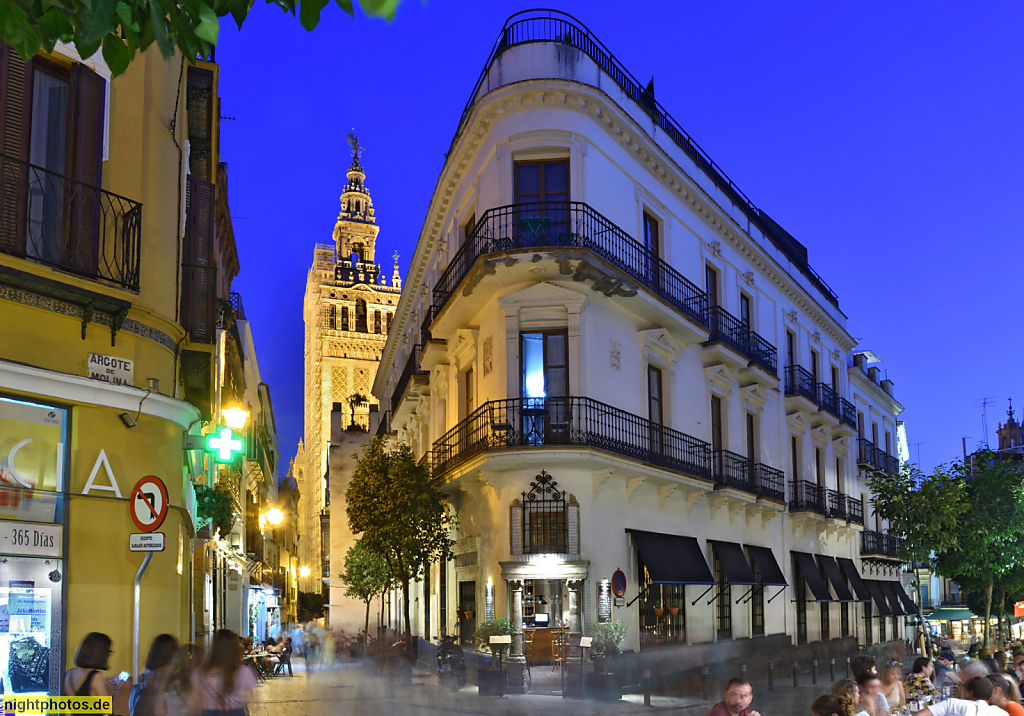 Sevilla Calle Placentines mit La Giralda und Calle Argote de Molina