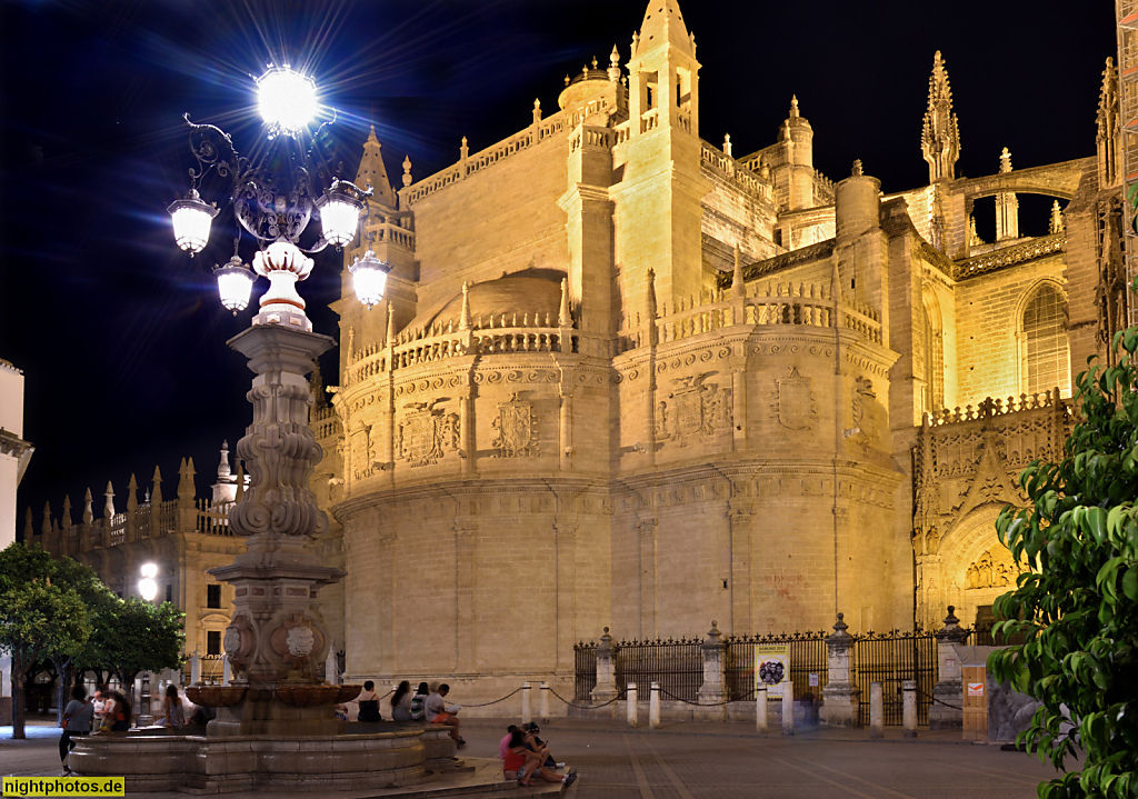 Sevilla Plaza Virgen de los Reyes mit Fuente farola. Kathedrale erbaut 1401-1519 mit Anbau Capilla Real von 1551-1575