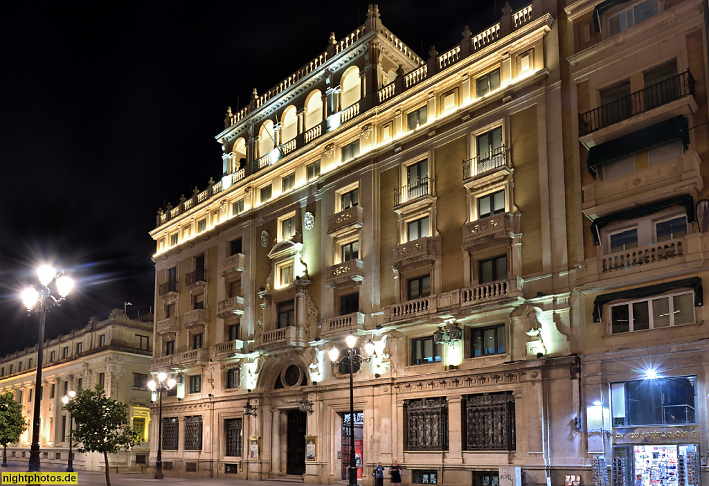 Sevilla Niederlassung Banco de Santander in der Avenida de la Constitucion. Erbaut 1952 als Banco Central von Vicente Traver im klassizistischen Monumentalismus