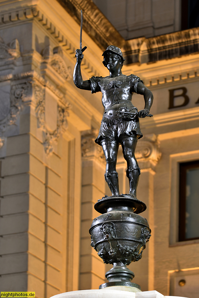Sevilla Banco de Espana erbaut 1928 von Antonio Illanes del Río am Plaza de San Francisco. Brunnen mit Statue