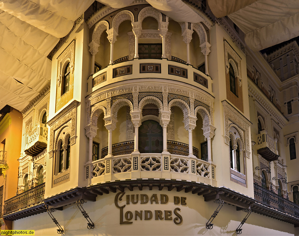 Sevilla Edificio Ciudad de Londres in der Calle Cerrajería. Erbaut 1912-1914 von José Espiau y Muñoz im Neomudejar-Stil für Handelsgesellschaft La Adriática