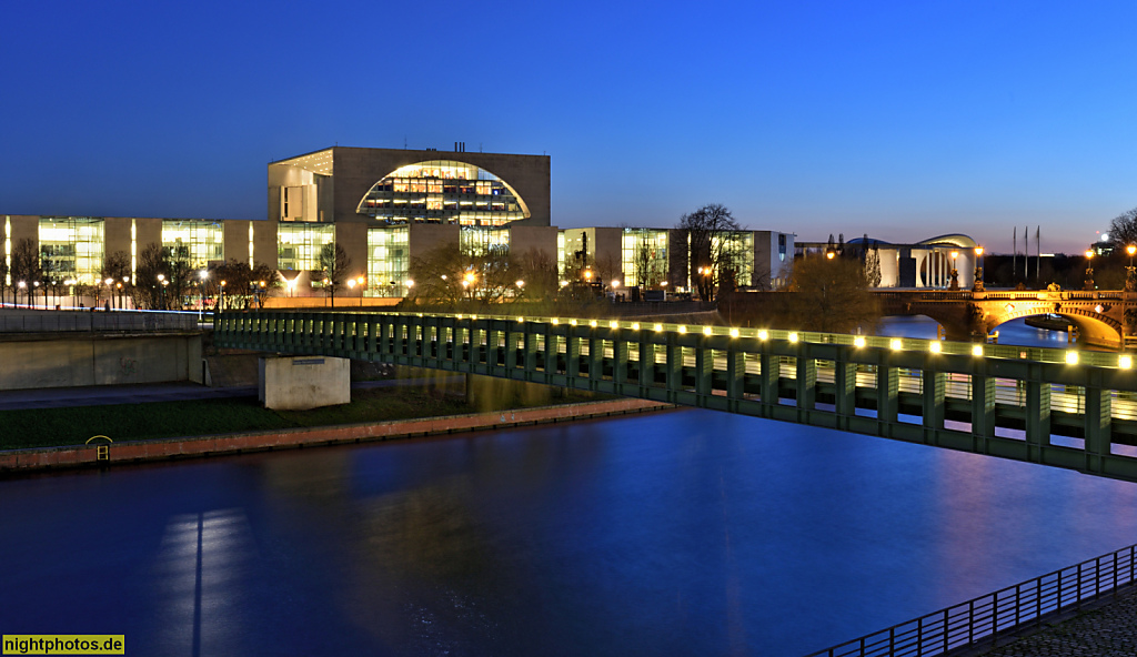 Berlin Regierungsviertel Kanzleramt hinter Spreebogenpark. Gustav-Heinemann-Brücke über Spree erbaut 2005 von Max Dudler
