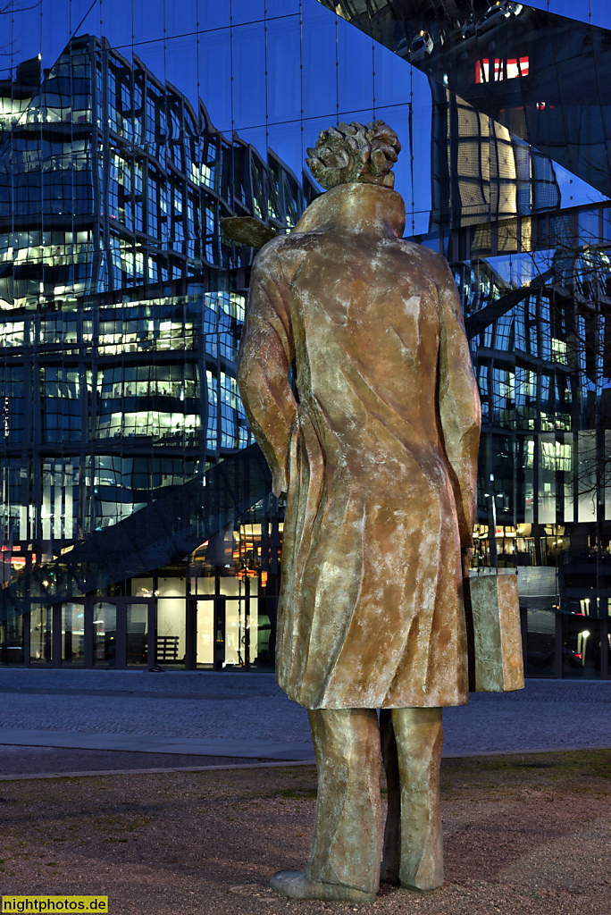 Berlin Mitte Washingtonplatz vor Hauptbahnhof. Bronzeskulptur 'Partenza' von Bildhauer Giampaolo Talani aufgestellt 2015