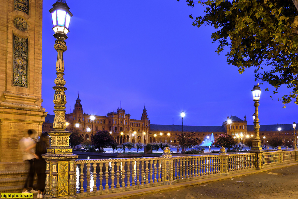 Sevilla Plaza de Espana. Ausstellungsgebäude erbaut 1914-1929 von Aníbal González zur Iberoamerikanischen Ausstellung 1929. Brunnen von Vicente Traver