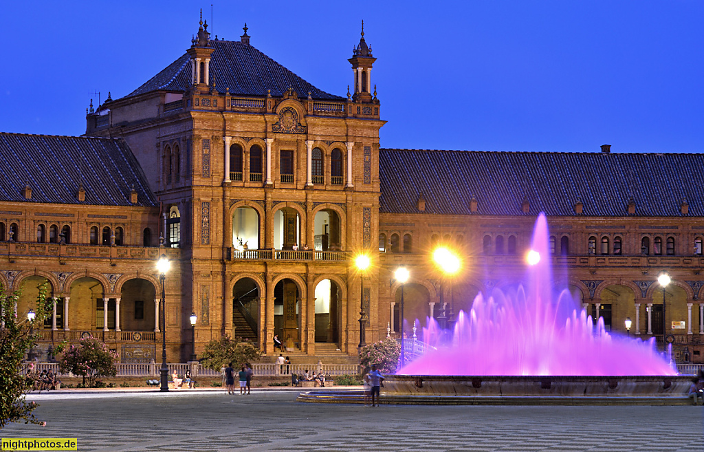 Sevilla Plaza de Espana. Ausstellungsgebäude erbaut 1914-1929 von Aníbal González zur Iberoamerikanischen Ausstellung 1929. Brunnen von Vicente Traver