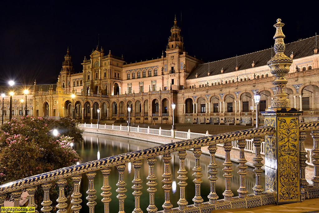 Sevilla Plaza de Espana. Ausstellungsgebäude erbaut 1914-1929 von Aníbal González zur Iberoamerikanischen Ausstellung 1929. Zentralgebäude