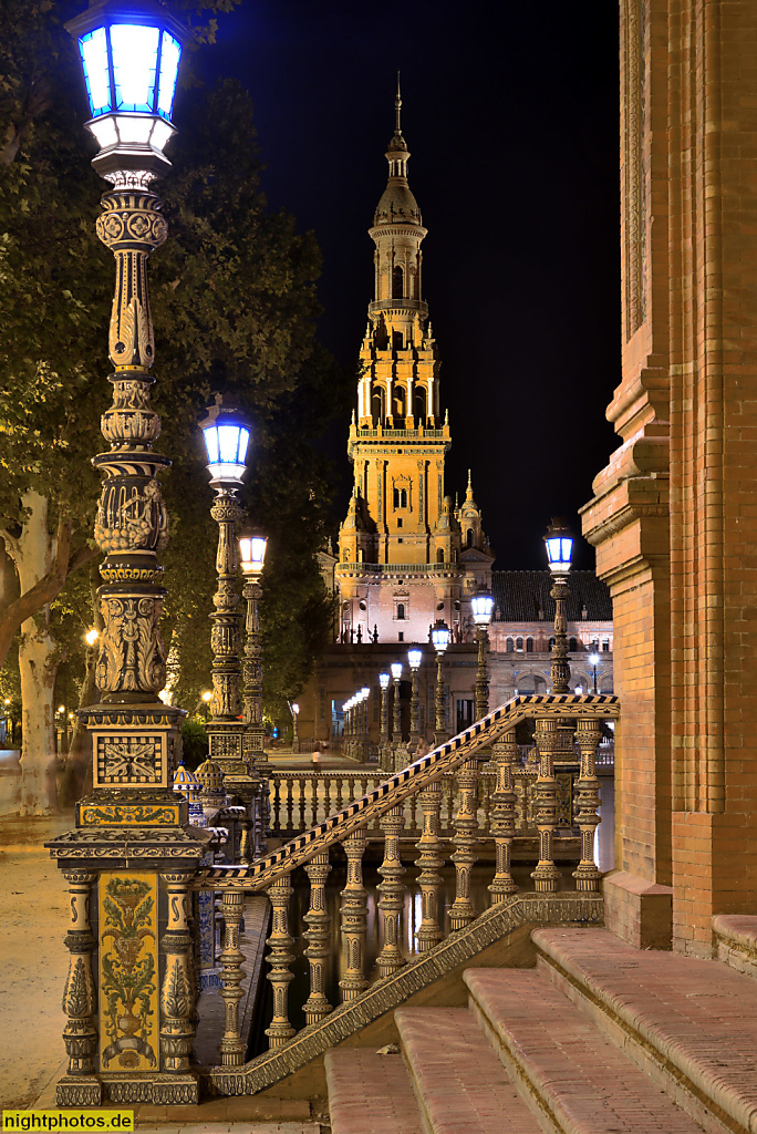 Sevilla Plaza de Espana. Ausstellungsgebäude erbaut 1914-1929 von Aníbal González zur Iberoamerikanischen Ausstellung 1929. Torre Norte hinter Kanal