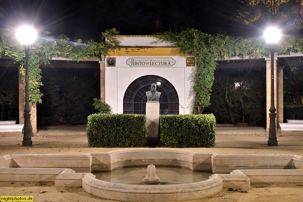 Sevilla Parque de Maria Luisa. Punto de Lectura. Denkmal fuer Journalist und Verleger Torcuato Luca de Tena y Álvarez Ossorio. Bildhauer Emilio Laíz Campos. Aufgestellt 1954