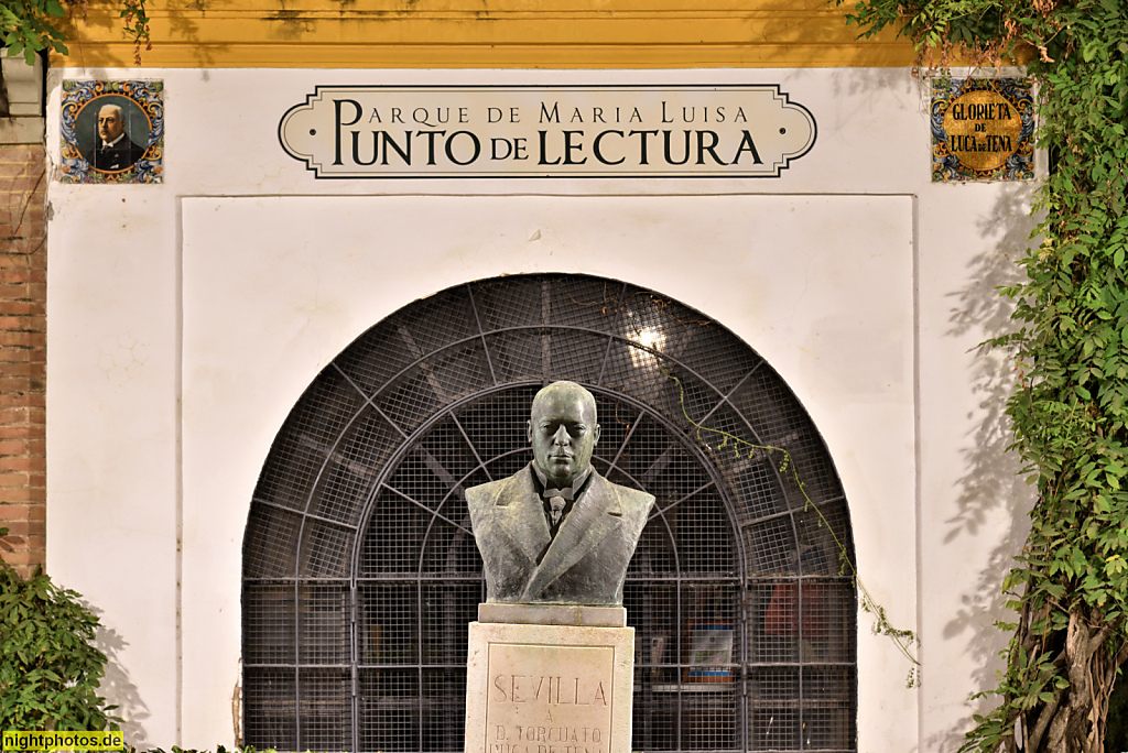 Sevilla Parque de Maria Luisa. Punto de Lectura. Denkmal fuer Journalist und Verleger Torcuato Luca de Tena y Álvarez Ossorio. Bildhauer Emilio Laíz Campos. Aufgestellt 1954
