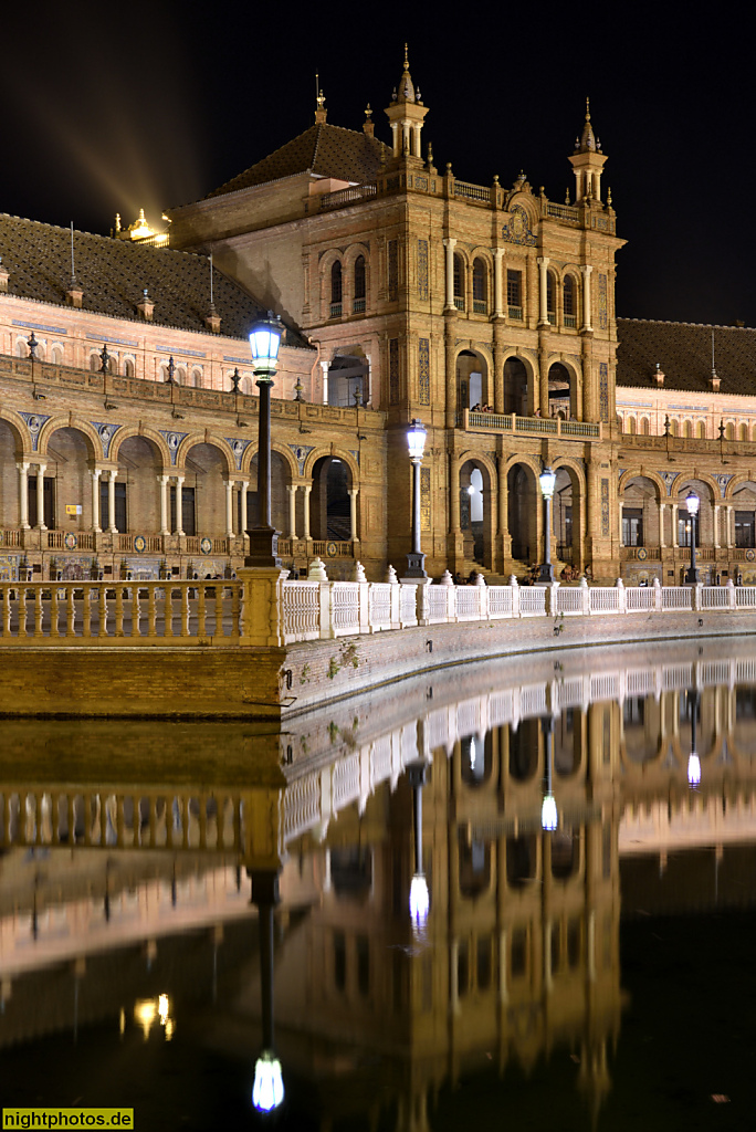 Sevilla Plaza de Espana. Ausstellungsgebäude erbaut 1914-1929 von Aníbal González zur Iberoamerikanischen Ausstellung 1929. Arkaden und Galerie