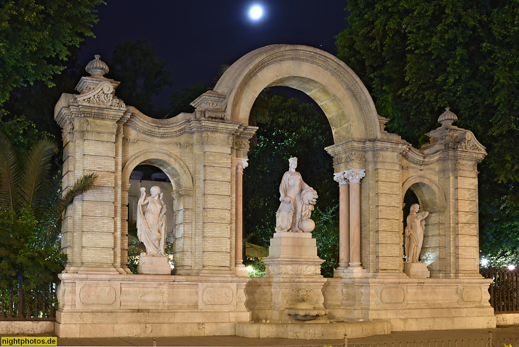 Sevilla Glorieta de San Diego erbaut 1927 von Vicente Traver am Parque de Maria Luisa. Mittelskulptur Hispania von Manuel Delgado Brackenbury. Seitenskupturen von Enrique Pérez Comendador als Allegorien auf materiellen und geistigen Reichtum Sevillas