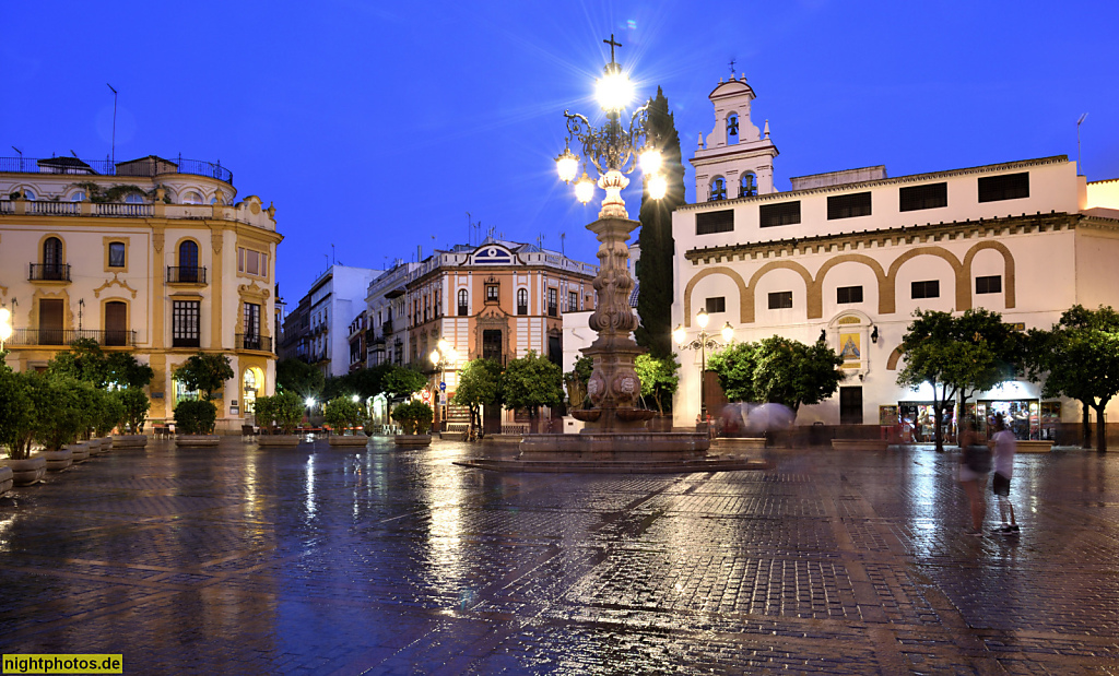 Sevilla Plaza Virgen de los Reyes mit Fuente Farola erbaut 1929 von José Lafita Díaz mit Hilfe von Fernando Marmolejo. Convento de la Encarnacíon