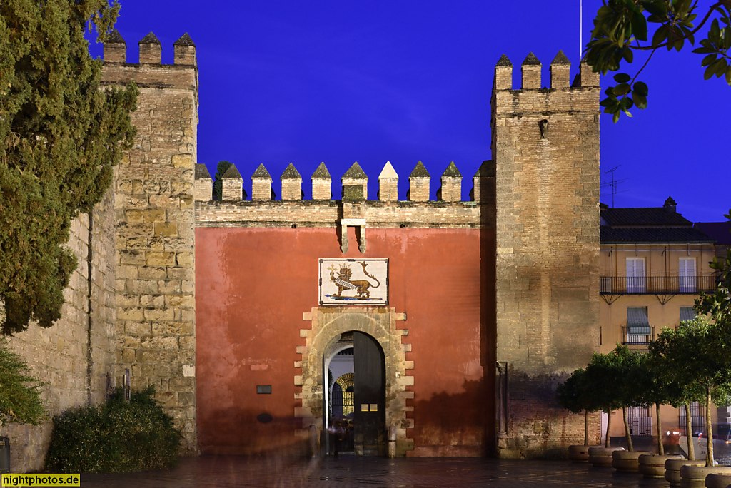 Sevilla Real Alcazar de Sevilla. Königspalast. Erbaut ab 1364 für Pedro I. in Mudéjar Stil. Puerta de los Leones