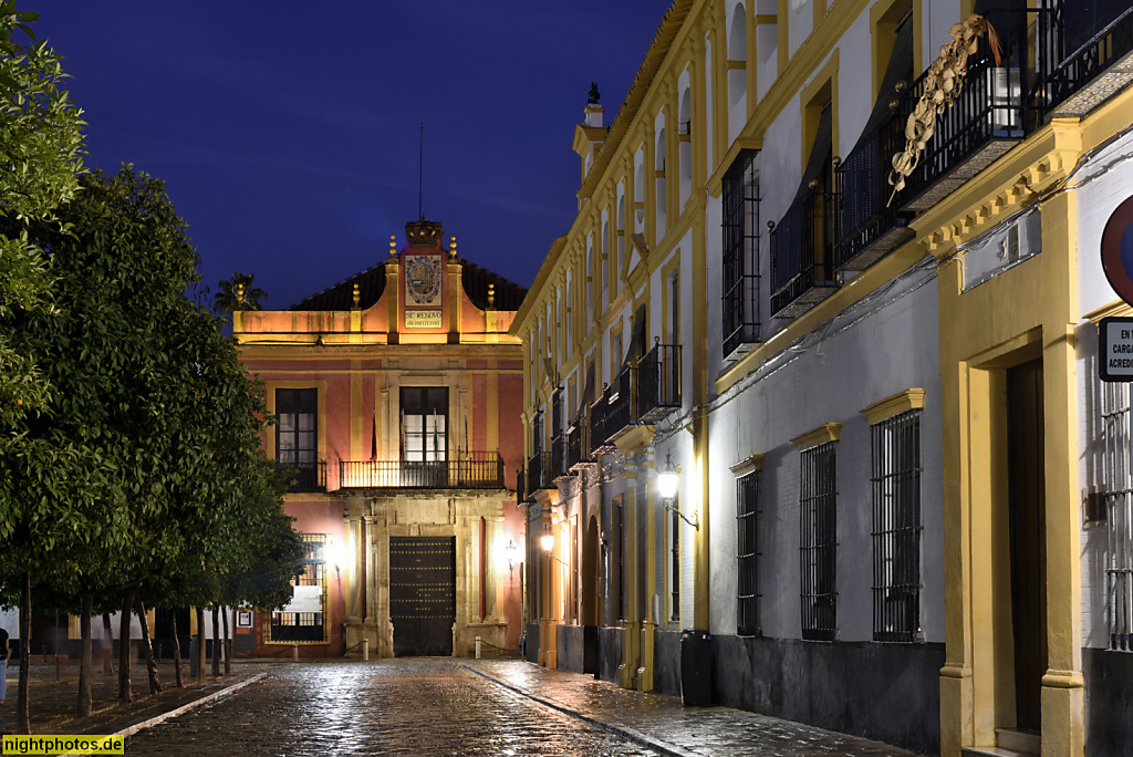 Real Alcázar de Sevilla. Königspalast. Erbaut ab 1364 für Pedro I. in Mudéjar Stil. Patio de Banderas vor dem Apeadero del Alcázar. Randbauten rechts von 1930