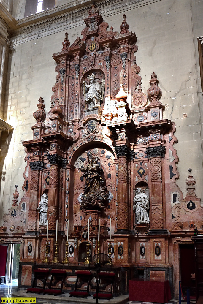 Sevilla Iglesia del Sagrario. La Parroquia de Sagrario. Seitenaltar von Architekt Cayetano de Acosta mit La Virgen del Rosario