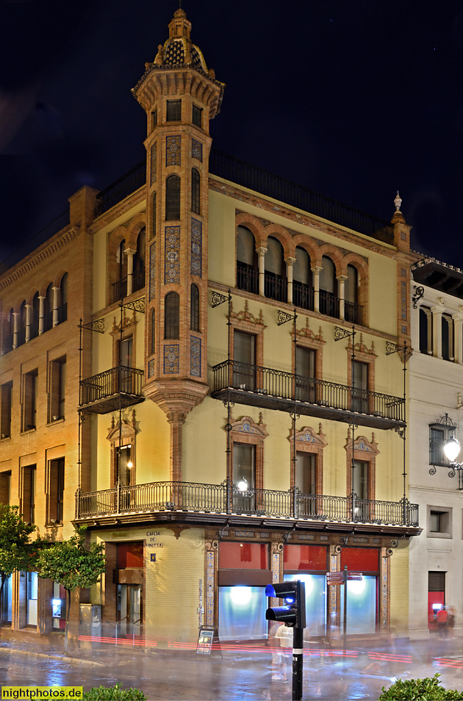 Sevilla Avenida de la Constitución 18 Ecke García Vinuesa. Hauptsitz der Banco Popular in Sevilla. Erbaut 1915-1917 von Aníbal González