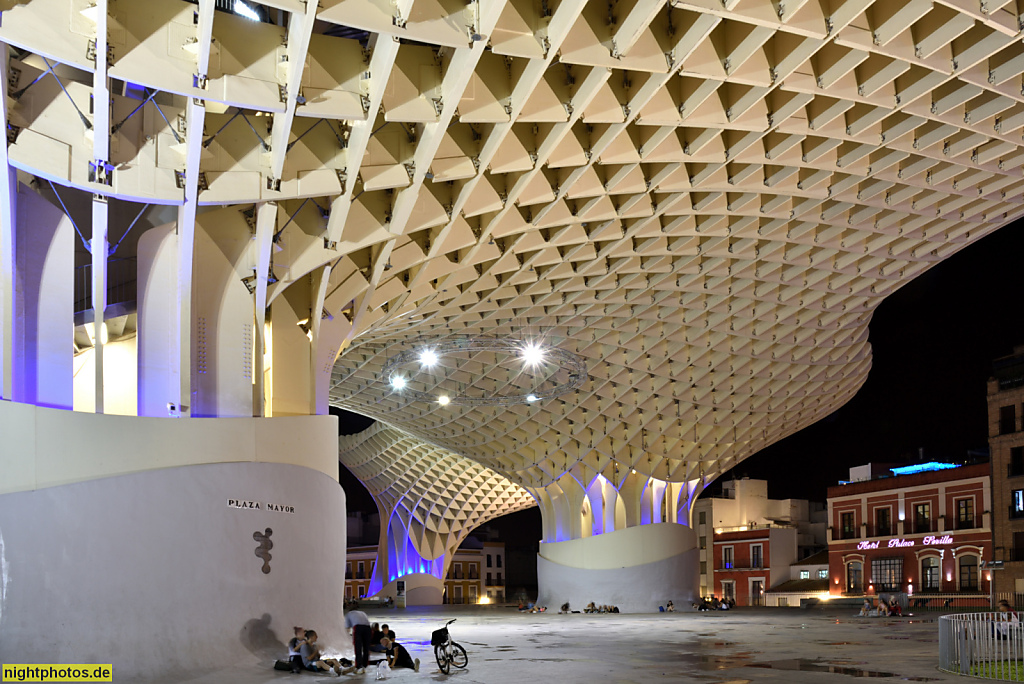 Setas de Sevilla. Als Metropol Parasol erbaut 2005-2011 von Architekt Jürgen Mayer über der Calle Imagen am Plaza de la Encarnacion