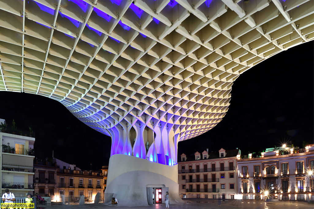Setas de Sevilla. Als Metropol Parasol erbaut 2005-2011 von Architekt Jürgen Mayer über der Calle Imagen am Plaza de la Encarnacion