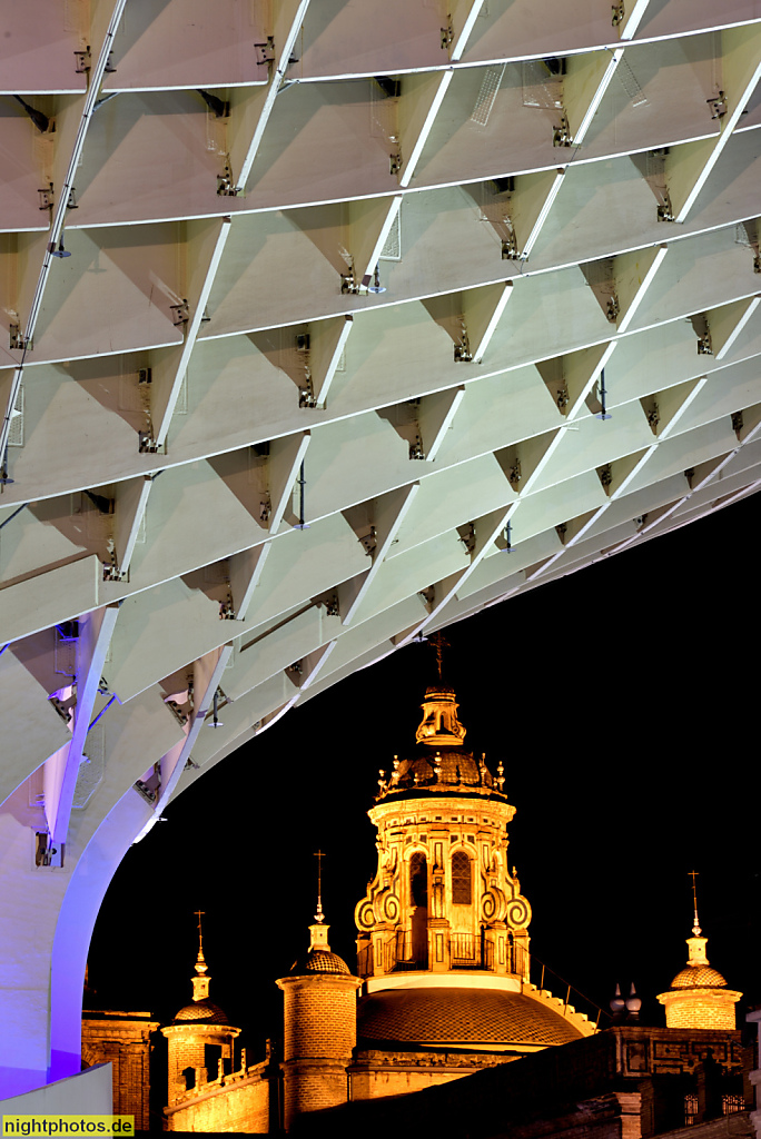 Setas de Sevilla. Als Metropol Parasol erbaut 2005-2011 von Architekt Jürgen Mayer. Iglesia de la Anunciación erbaut 1579 als katholischer Tempel am Plaza de la Encarnación