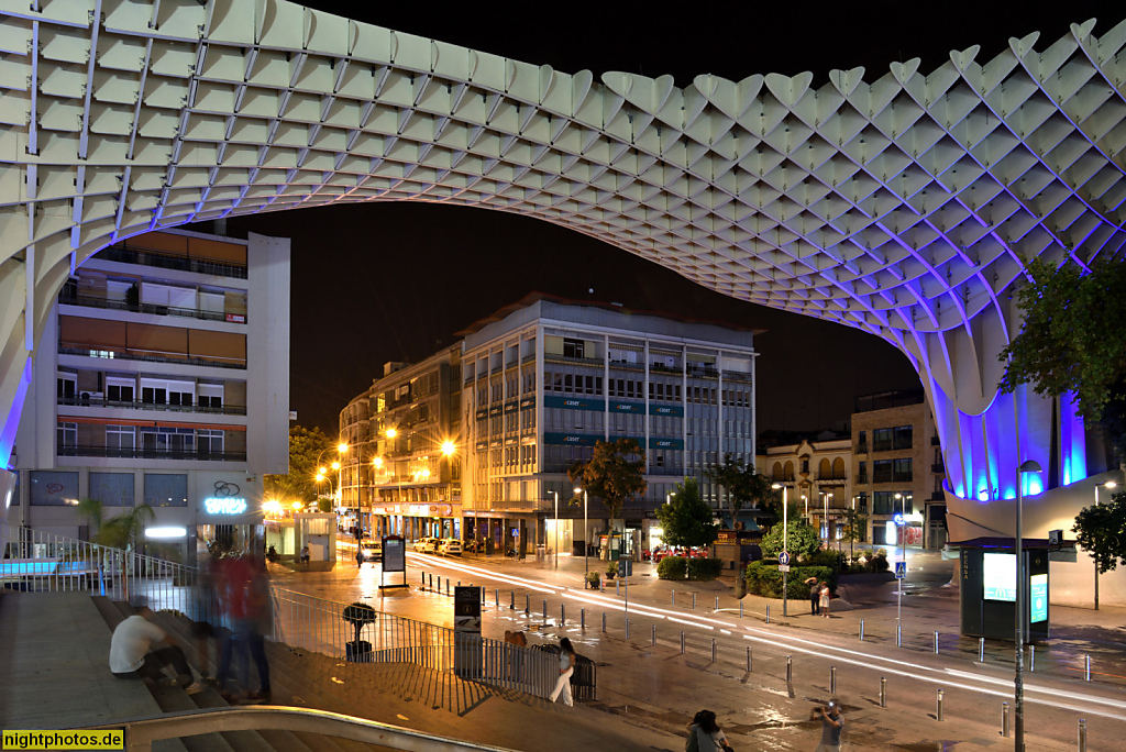 Setas de Sevilla. Als Metropol Parasol erbaut 2005-2011 von Architekt Jürgen Mayer über der Calle Imagen am Plaza de la Encarnacion