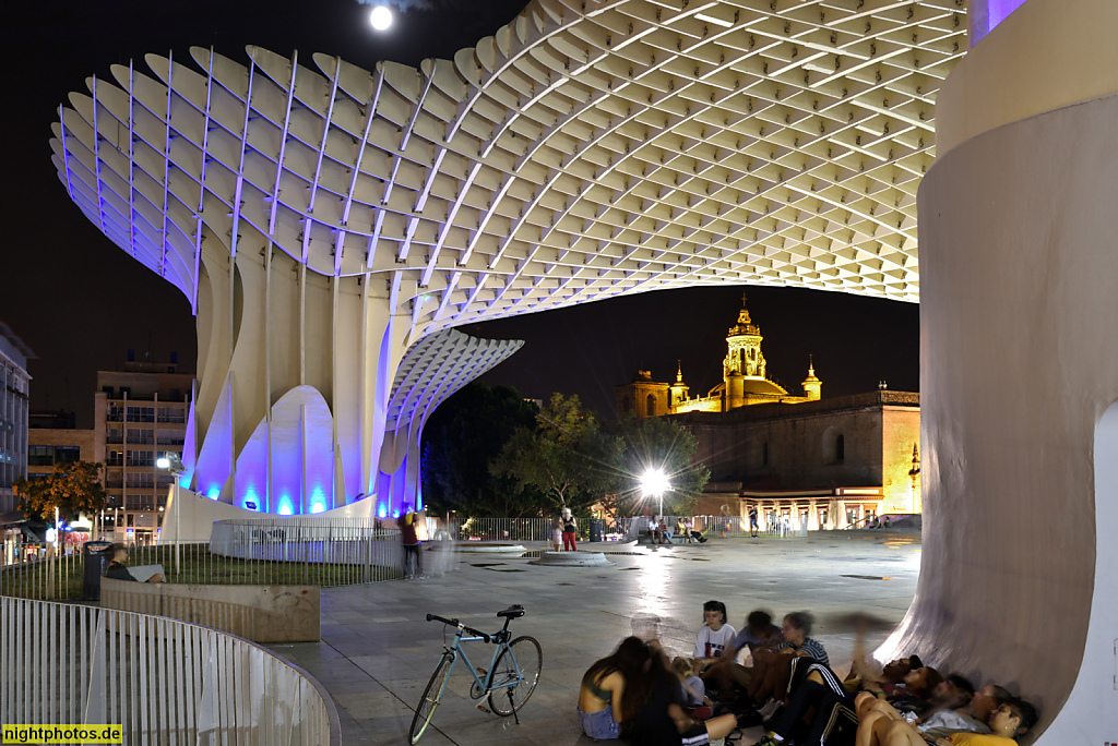Setas de Sevilla. Als Metropol Parasol erbaut 2005-2011 von Architekt Jürgen Mayer. Iglesia de la Anunciación erbaut 1579 als katholischer Tempel am Plaza de la Encarnación