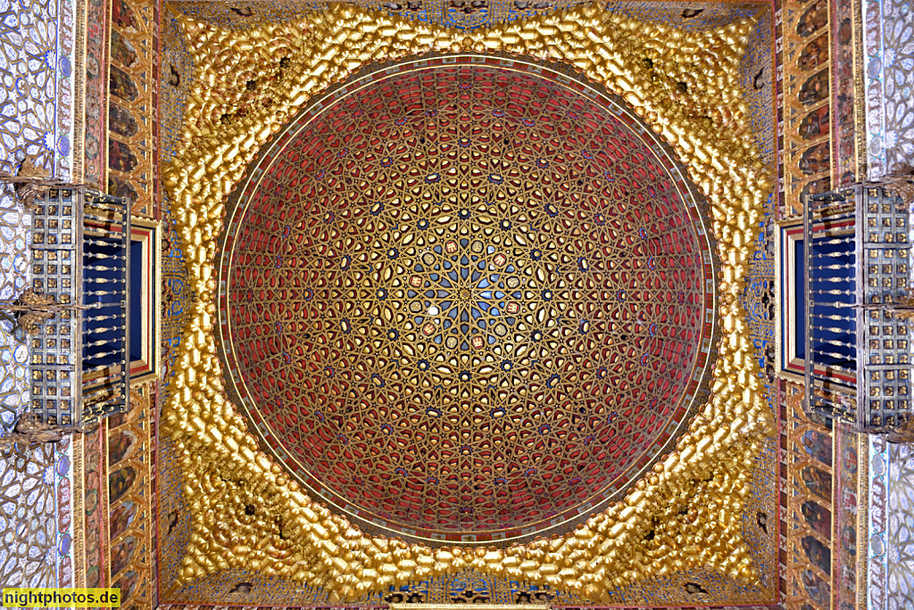 Real Alcázar de Sevilla. Königspalast. Erbaut ab 1364 für Pedro I. in Mudéjar Stil. Palacio del Rey Don Pedro i. Patio de las Doncellas. Decke