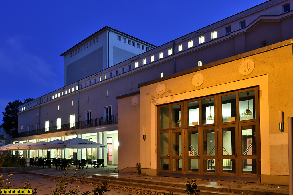 Berlin Karlshorst Theater mit Trattoria Il Gattopardo u Eiscafe Familato. Erbaut 1948-1949 als Haus der Offiziere von der Sowjetischen Militär-Administration SMAD. Spitzname 'Russenoper'