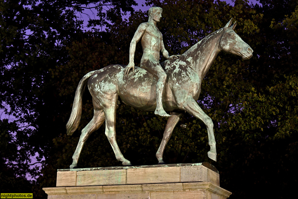 Berlin Karlshorst Trabrennbahn Reiterdenkmal von Willibald Fritsch erbaut 1925