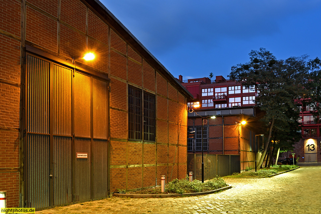 Berlin Schöneberg Lokschuppen Monumentenstrasse. Hinten Rote Häuser erbaut 2014 von Architekten Nils Buschmann und Tom Friedrich von Robertneun