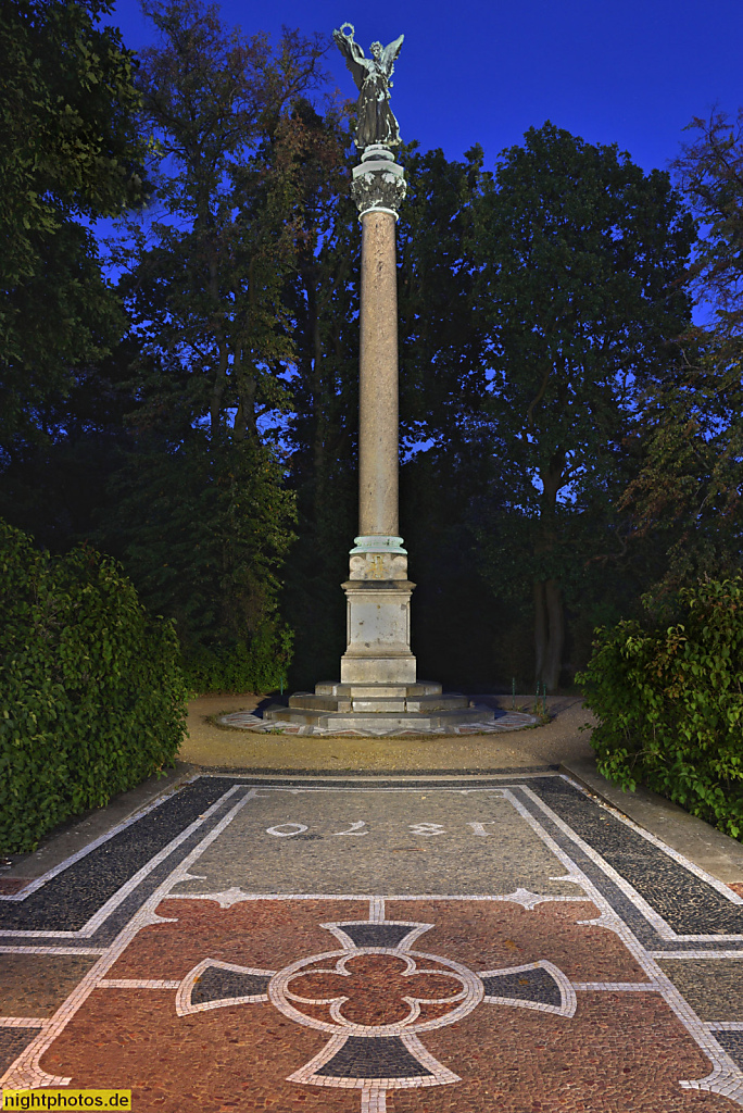 Potsdam Park Babelsberg Kleine Siegessäule errichtet 1866 durch Wilhelm I. Siegesgöttin Victoria von Bildhauer Christian Daniel Rauch