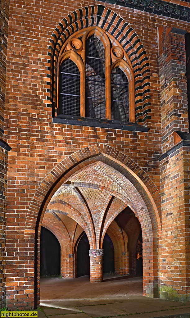 Potsdam Park Babelsberg Gerichtslaube auf der Lennéhöhe. Erbaut 1871 von Heinrich Strack mit Spolien aus dem 13. Jahrhundert