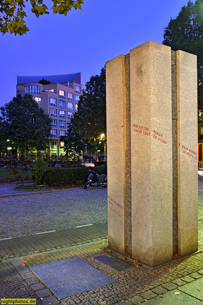Berlin Wilmersdorf Prager Platz angelegt 1870 von Johann Anton Wilhelm von Carstenn. Granitskulptur für Dichter Rainer Maria Rilke von Bildhauer Miroslav Vochta. Geschenk der Stadt Prag