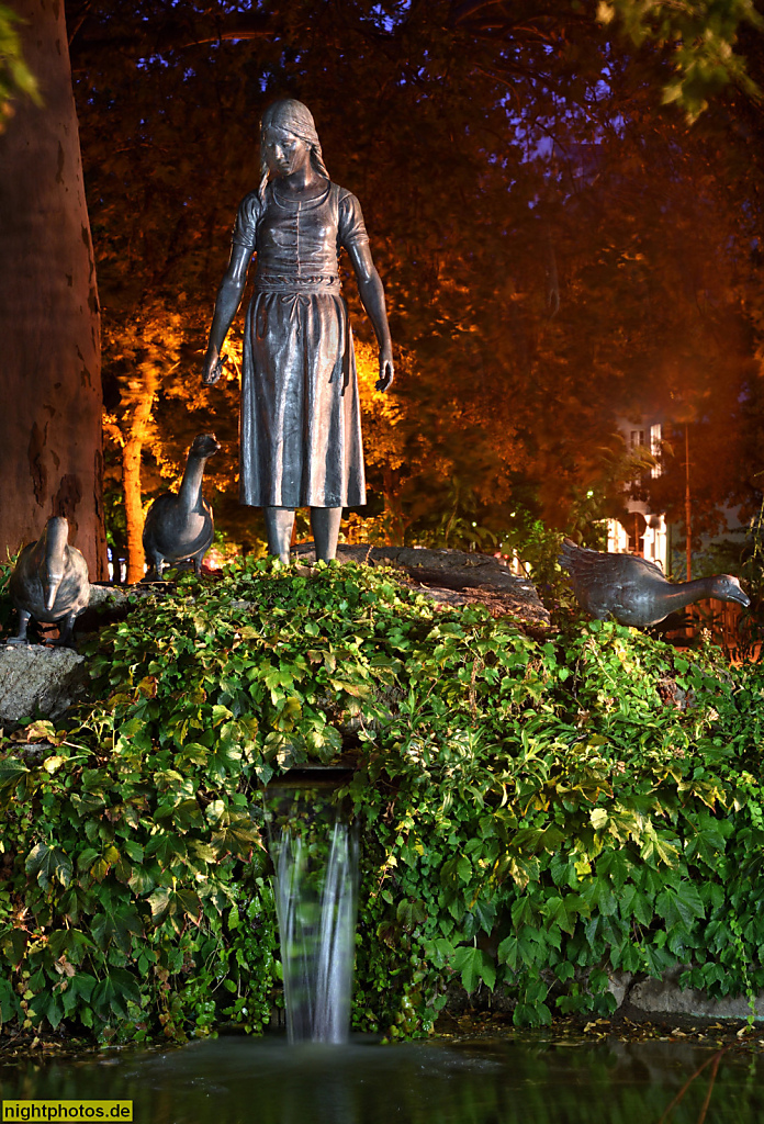 Berlin Wilmersdorf Nikolsburger Platz. Gänseliesel-Brunnen von Cuno von Uechtritz errichtet 1910. Rekonstruiert 1988 durch Bildhauer Harald Haacke