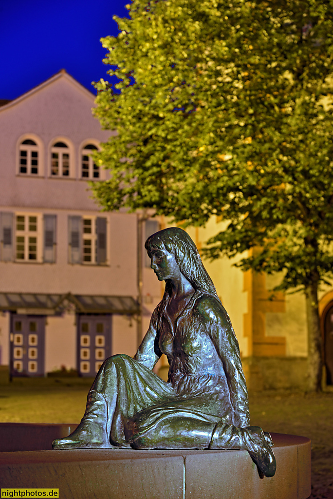 Steinau an der Strasse. Märchenbrunnen mit Gebrüder-Grimm-Motiven erbaut 1985 auf dem Marktplatz