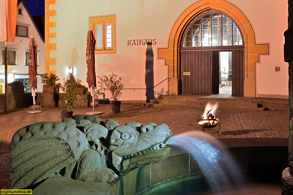Steinau an der Strasse. Märchenbrunnen mit Gebrüder-Grimm-Motiven erbaut 1985 auf dem Marktplatz