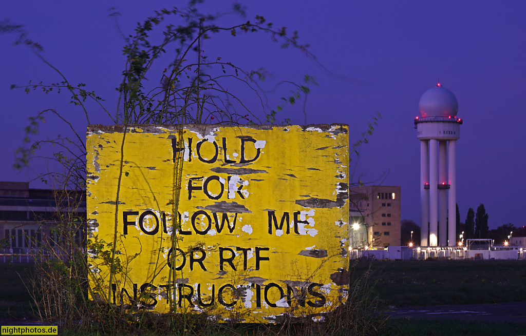 Berlin Tempelhofer Feld. Schild auf ehemaligen Rollfeld