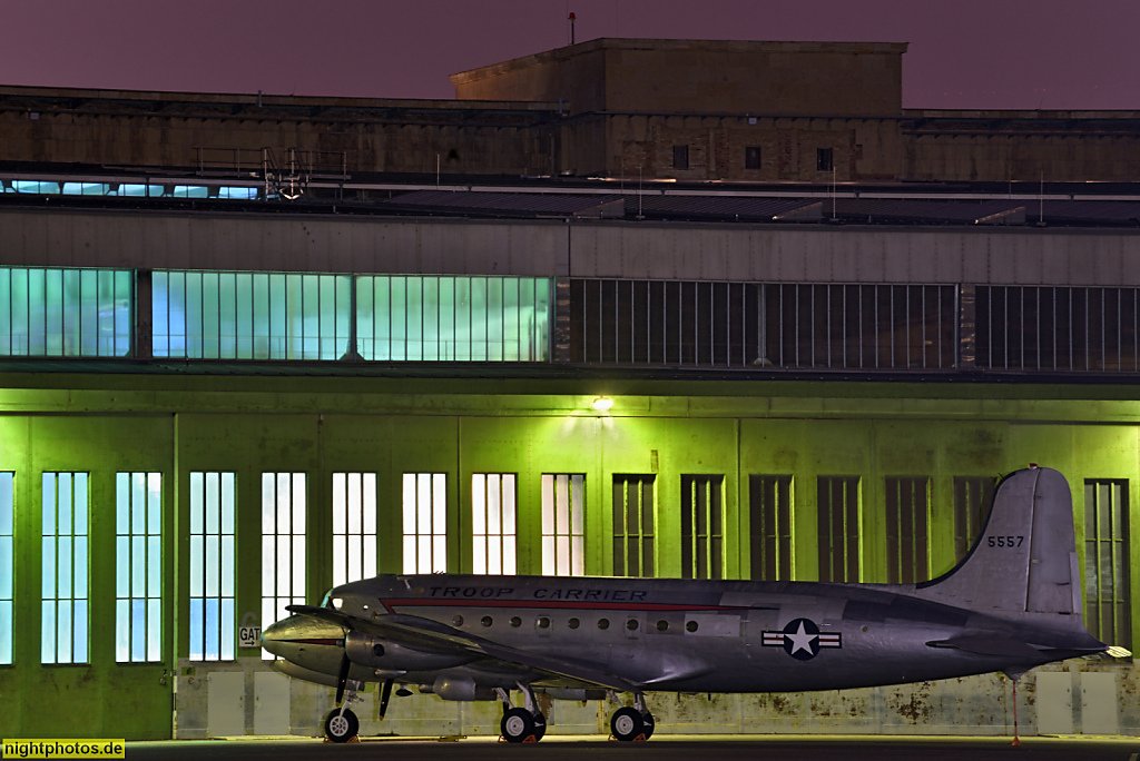 Berlin Tempelhof Flughafen. Erbaut 1936-1941 von Ernst Sagebiel. Tempelhof Air Base. Hangar mit Douglas C-54 Skymaster