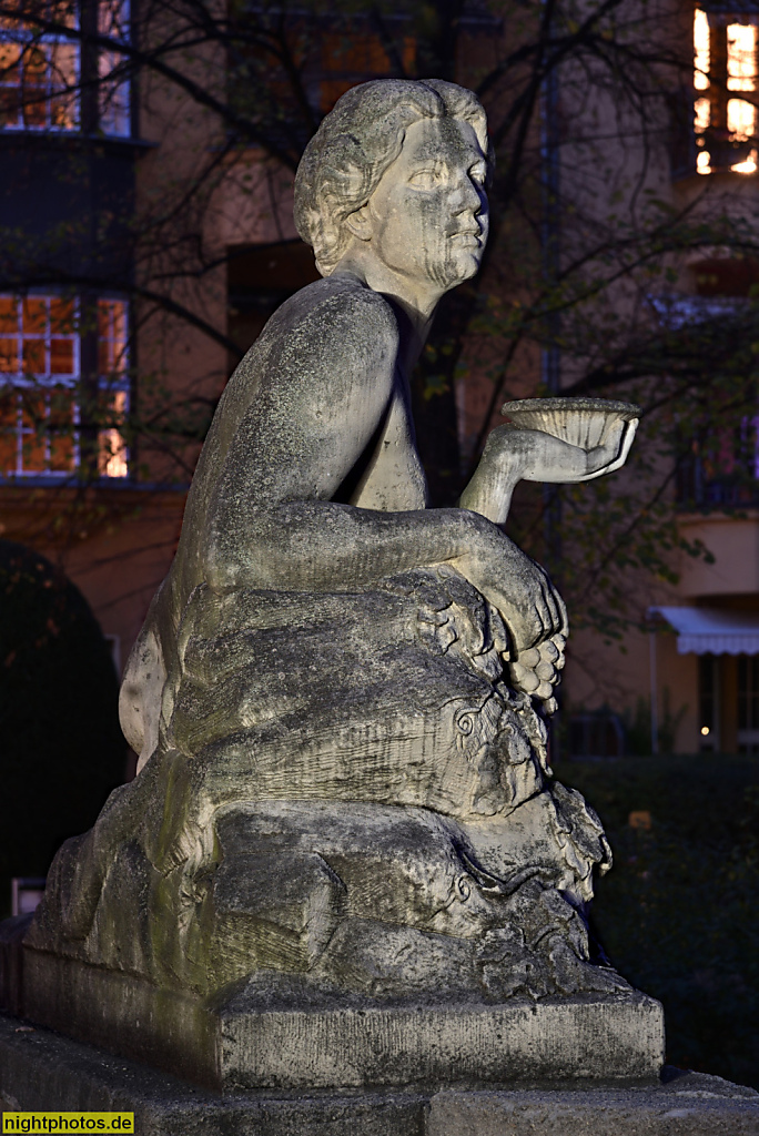 Berlin Wilmersdorf Rüdesheimer Platz. Weinkönigin. Neubarocke allegorische Figur der Mosel von Bildhauer Emil Cauer der Jüngere