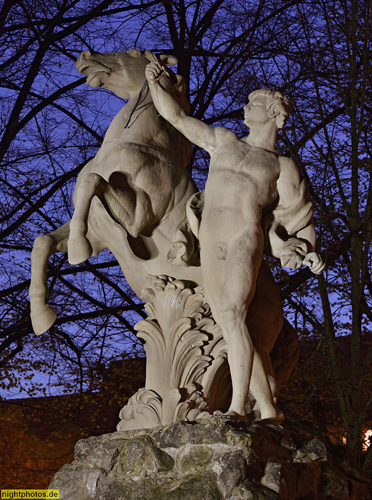 Berlin Wilmersdorf Rüdesheimer Platz. Siegfried-Brunnen. Neubarocke allegorische Figur von Bildhauer Emil Cauer der Jüngere. Rosslenker-Brunnen