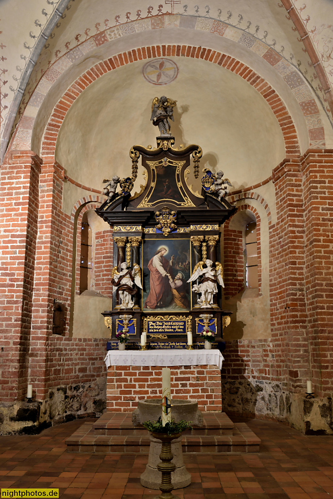 Rügen Altenkirchen Pfarrkirche erbaut ab 1168 als dreischiffige romanische Basilika. Barockaltar erschaffen 1724 von Bildhauer Elias Kessler