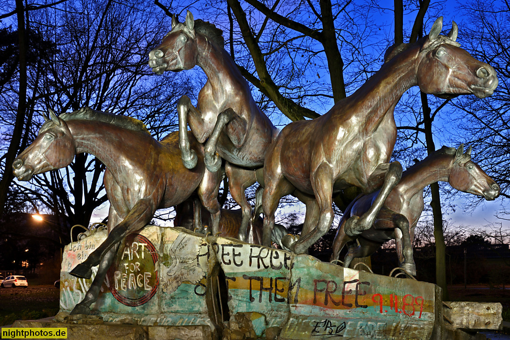 Berlin Dahlem 'Der Tag an dem die Mauer fiel' Bronze Skulptur von Veryl Goodnight 1998 an der Clayallee