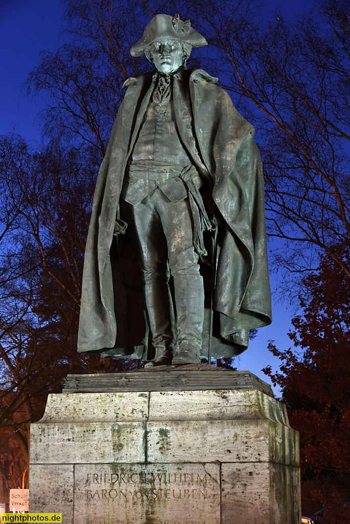 Berlin Dahlem Friedrich Wilhelm Baron von Steuben Bronzestatue errichtet 1987 als Kopie des Originals von Albert Jaegers im Presidents Park Washington